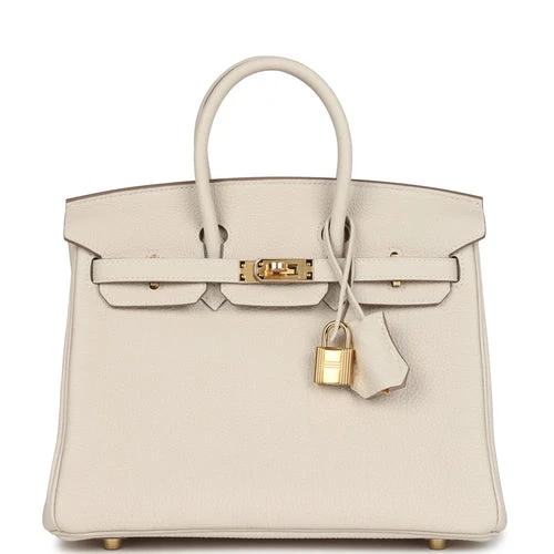 Productfoto van een witte Hermès Birkin 25 met gouden hardware